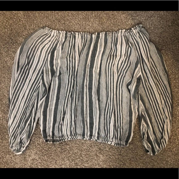 Off the shoulders Forever 21 top ! - Picture 2 of 4